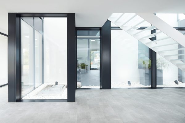 Hell und einladend: Die Glasfassaden lassen viel Licht und Sonne in die Räume des Einfamilienhauses im Saarland.  
