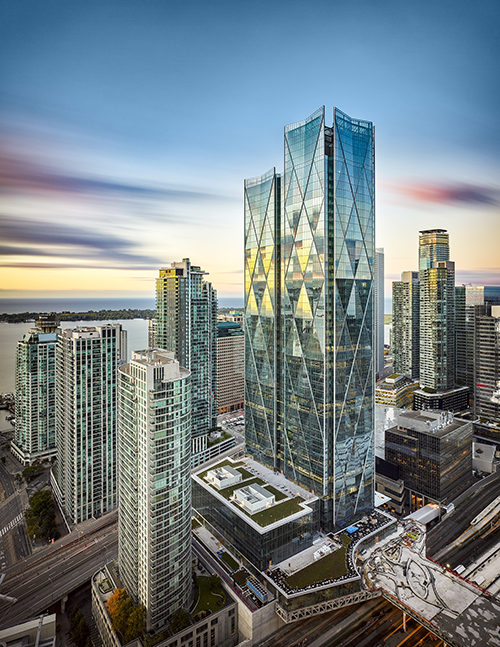 
The two soaring glass towers will dominate the skyline of Canadian business center Toronto for decades to come.
Photo credit: Richard Johnson