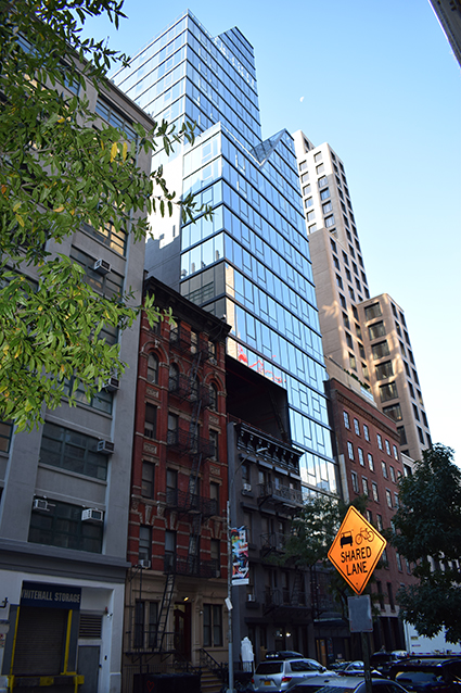 Im New Yorker Stadtteil Manhattan schafft ein großflächig verglaster Turm direkt über einem historischen Gebäude neuen Wohnraum. 
Bildnachweis: H.B. Fuller | KÖMMERLING 
